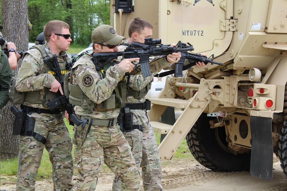 Special Response Team members with guns drawn