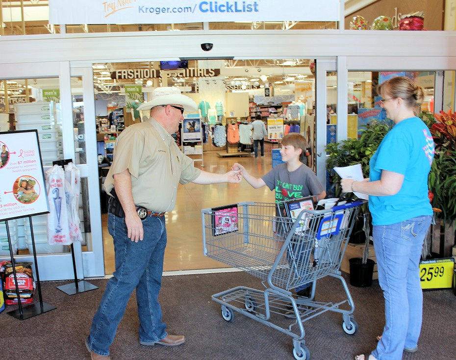 Sheriff Boyd giving out Jr Deputy badges.JPG